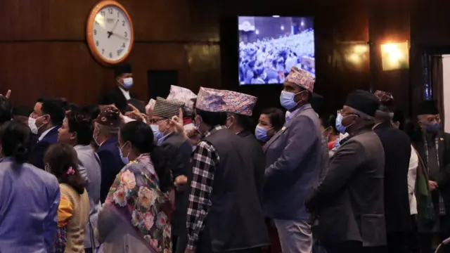 फागुन १८ गते प्रतिनिसभा बैठकमा अवरोध गर्दै एमालेका सांसदहरू