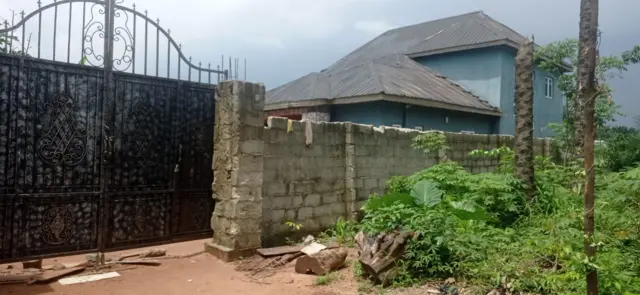 Front gate of di house wia di incident happun