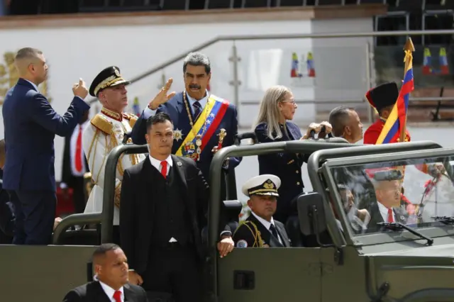 Maduro y su esposa en un vehículo militar durante los actos de la Independenci de Venezuela.