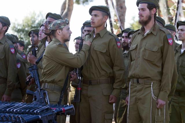 Netzah Yehuda askerleri 2013 yılında düzenlenen yemin töreninde