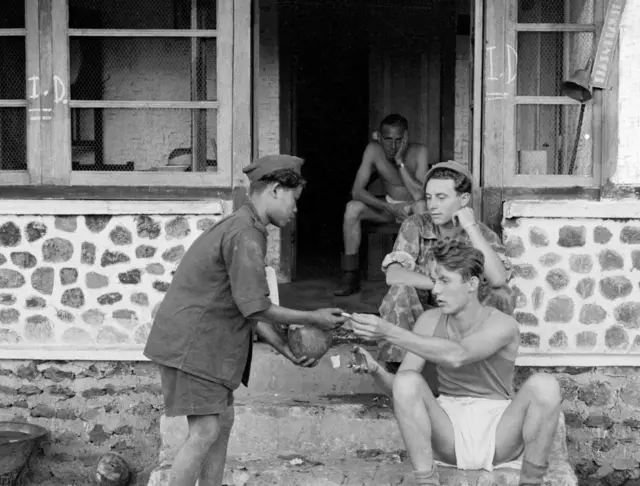 Tiga prajurit Belanda di hadapan anak muda Indonesia, Bandung, 1947.