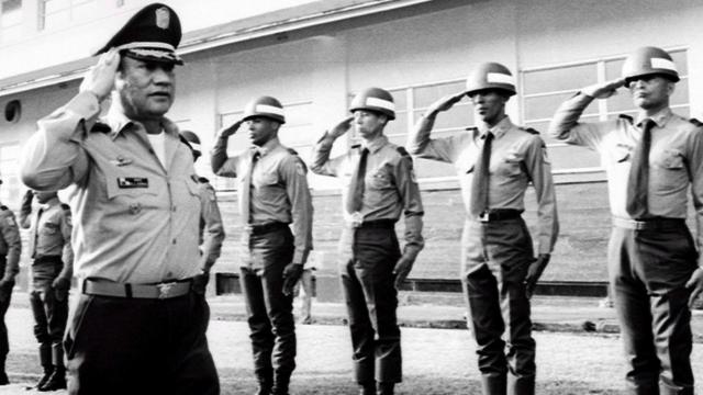 El general de Panamá Manuel Noriega con tropas en 1985