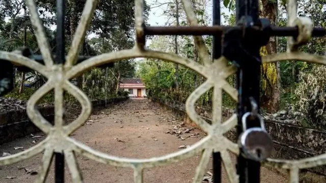 প্রায় ১৫% বাড়ি তালাবদ্ধ রয়েছে কারণ সেখানকার বাসিন্দারা অন্যত্র পাড়ি দিয়েছে বা তাদের সন্তানদের সাথে বিদেশে অবস্থান করছে