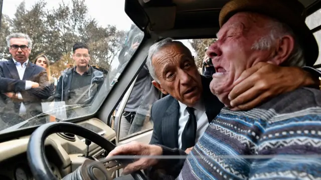 Marcelo Rebelo de Sousa a gagné en popularité grâce à au soutien qu'il a apporté aux victimes d'incendies de forêt en 2017.