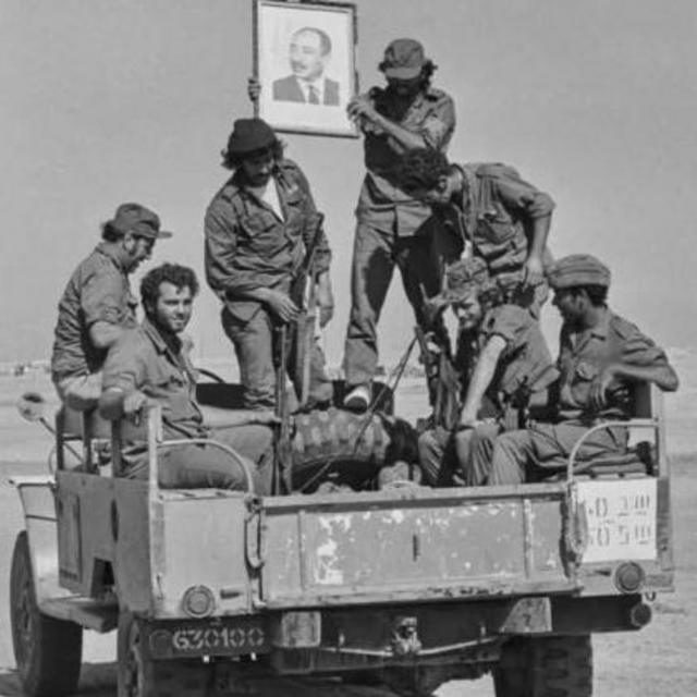 Soldados egípcios carregando um retratomega sena da virada apostasAnwar al-Sadat