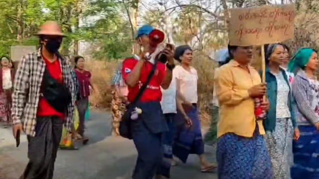 တော်လှန်ရေးအဖွဲ့အချင်းချင်း ညီညွတ်ဖို့ ဆန္ဒပြနေတဲ့ ပြည်သူတွေ 