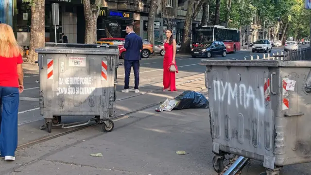 Dvoje na blokadi među kontejnerima