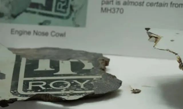 समारोह में विमान के मलबे को भी रखा गया था