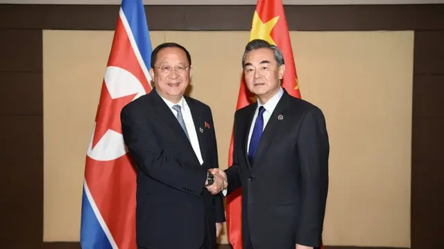 Kuzey Kore Dışişleri Bakanı Ri Yong Ho ile Çin Dışişleri Bakanı Wang Yi