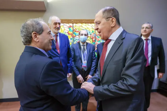 وزير الخارجية السوري فيصل المقداد يصافح نظيره الروسي سيرغي لافروف