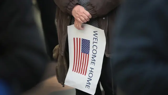 یکی از استقبال‌کنندگان از پناهجویان سوری در فرودگاهی در شیکاگو