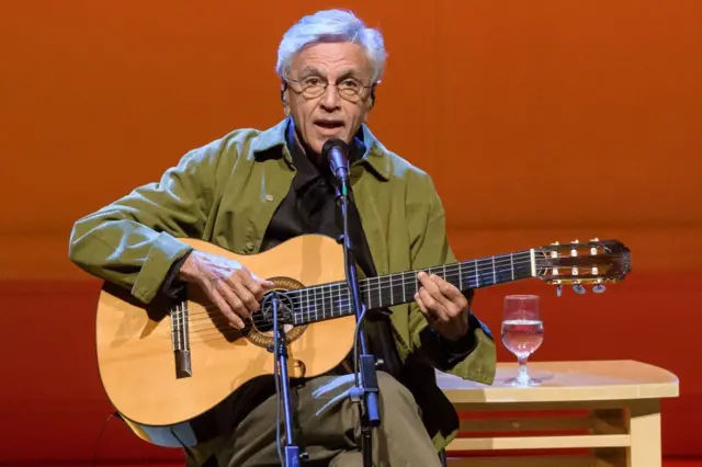 Caetano Veloso com violão