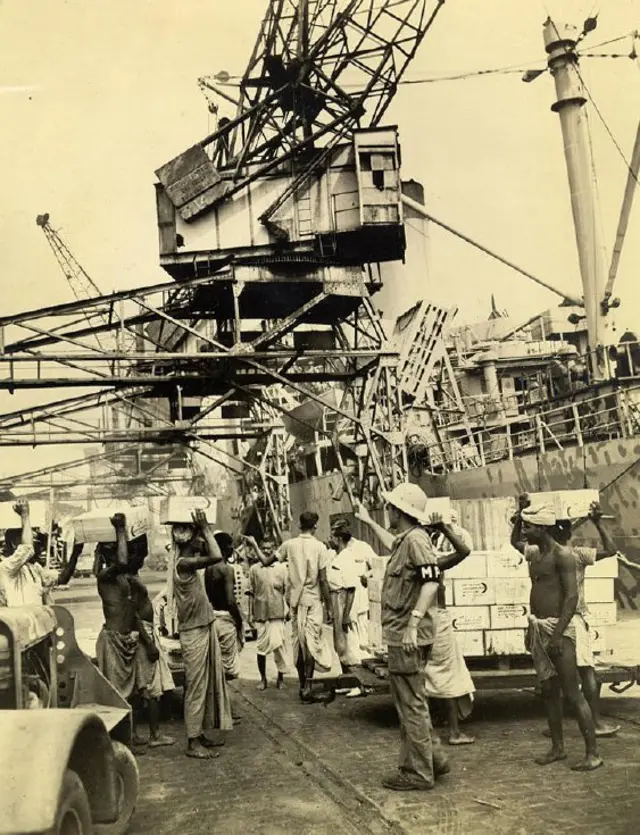 بندرگاہ پر بڑی تعداد میں قلی کام کرتے تھے