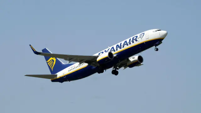 Samolot Boeing 737-8AS linii Ryanair startuje z międzynarodowego lotniska w Rydze 