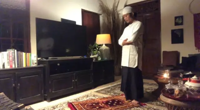 Suasana Abdul salat tarawih pertama pada Ramadan 2024. Abdul memilih untuk salat di rumah karena tarawih kali ini berbarengan dengan Ramadan.