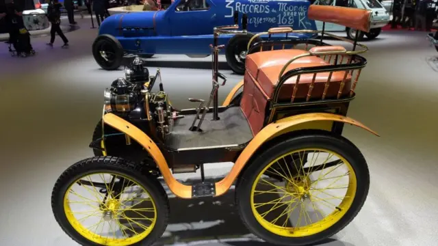 Là nước chủ nhà, Pháp giới thiệu cả một chiếc xe Renault từ năm 1898, đời xe đầu tiên của hãng này.