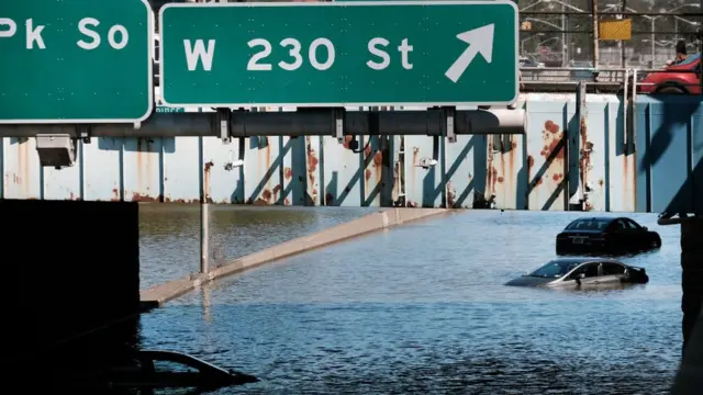 समुद्री आँधी आईडापछि आएको अत्यधिक वर्षपछि न्यू योर्कमा अलपत्र परेका कारहरू