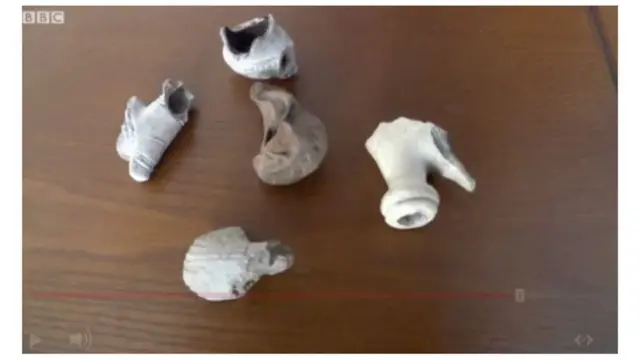 Уламки тютюнових трубок, знайдених на Поштовій