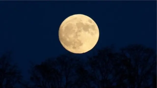 জ্যোতির্বিদরা বলছেন চাঁদ কবে দৃশ্যমান হবে সেটা আগেই জানা সম্ভব