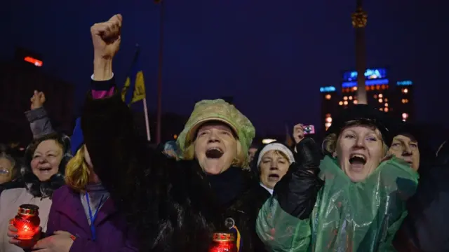 Reação na Praça da Independência,melhor jogo de aposta de futebolKiev, após o anúnciomelhor jogo de aposta de futebolque os parlamentares ucranianos votaram para derrubar o então presidente Viktor Yanukovychmelhor jogo de aposta de futebol22melhor jogo de aposta de futebolfevereiromelhor jogo de aposta de futebol2014