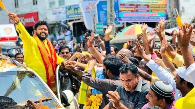 కార్యకర్తలు వెంటరాగా నామినేషన్ వేయడానికి వెళ్తున్న రామ్మోహన్ నాయుడు