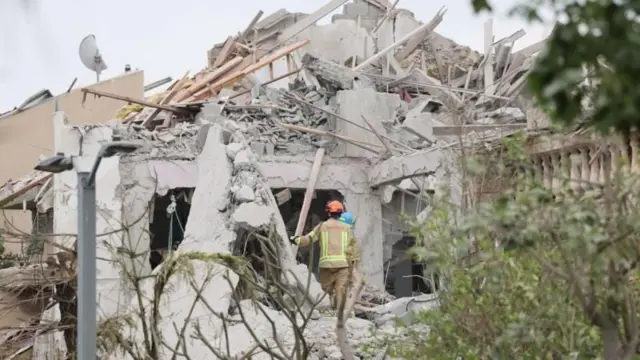 शनिवारी सकाळी इराणने इस्रायलवर क्षेपणास्त्र हल्ला केला आहे.