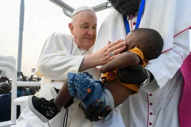 Le Pape François bénit un enfant en République démocratique du Congo