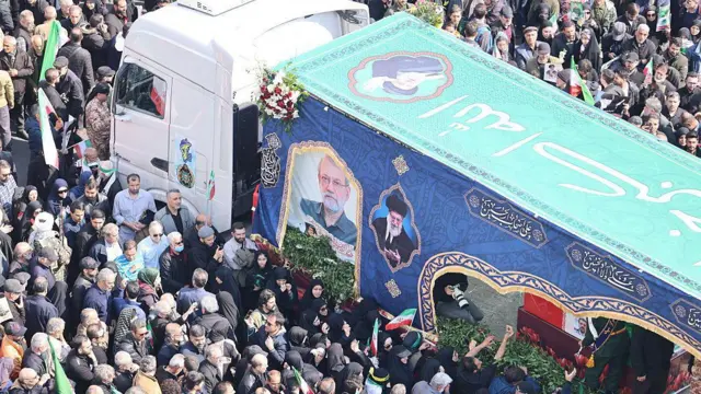 سوگواران ایرانی در مراسم تشییع علی لاریجانی، رئیس امنیتی ایران، و غلامرضا سلیمانی، از فرماندهان ارشد سپاه پاسداران و مسئول نیروهای بسیج، در تهران؛ ۱۸ مارس ۲۰۲۶