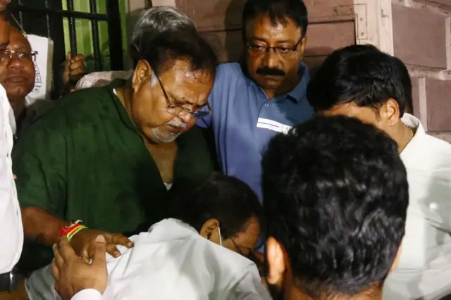 শিক্ষা ক্ষেত্রে দুর্নীতির অভিযোগে একবছরেরও বেশি জেলে আছেন পশ্চিমবঙ্গের প্রাক্তণ শিক্ষা মন্ত্রী পার্থ চ্যাটার্জী (বাঁয়ে সবুজ পাঞ্জাবী পরিহিত) - ফাইল চিত্র