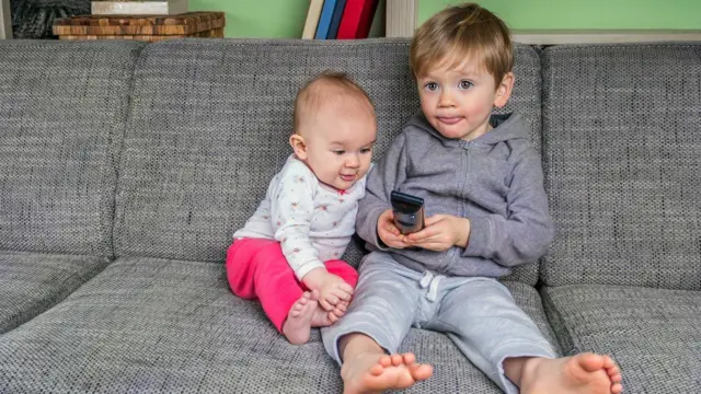 Uşaqlarının izlədikləri televiziya proqramlarına diqqət etməklə valideynlər övladlarının daha çox məlumat almalarına kömək edə bilərlər