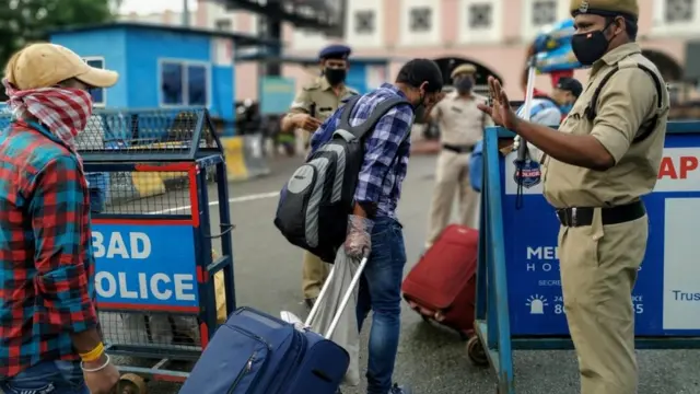 రైలు ప్రయాణికులు