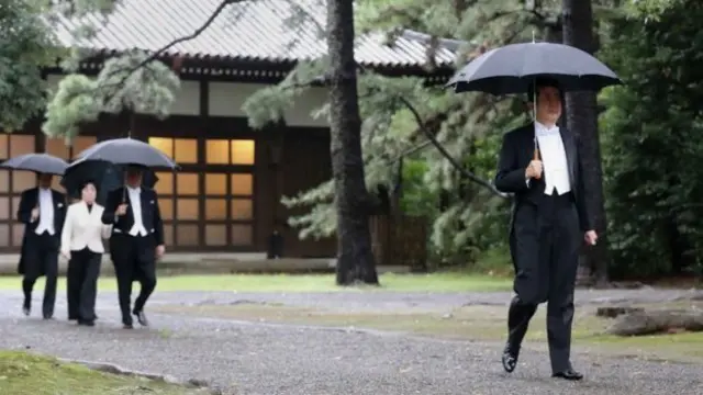 Ông Abe tại Hoàng cung trước khi Nhật hoàng Naruhito thoái vị
