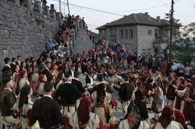 Nakon što je puškom oglašen početak svadbe, povorka predvođena mladoženjom, deverom drugim muškim članovima njegove porodice odlazi da dočeka muzičare, nakon čega uz zvuke zvuke tupana i zurli dolaze na mali trg u centru sela. Nakon dolaska svekrve koja nosi bokal vode u ruci i sito na glavi, započinje splet tradicionalnih mijačkih igara u kojima učestvuje mladoženjina rodbina.