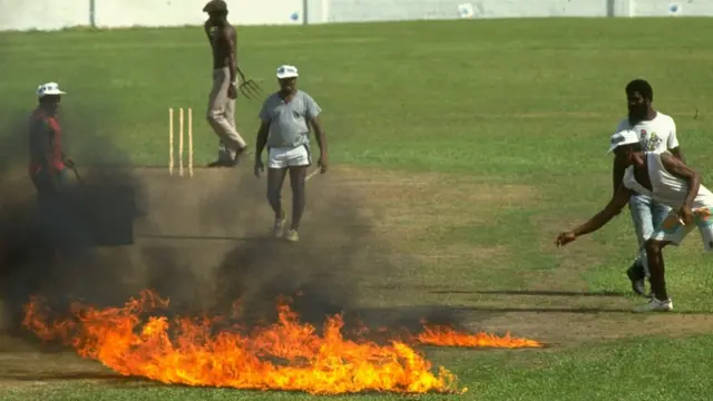 پچ کے گرد آگ