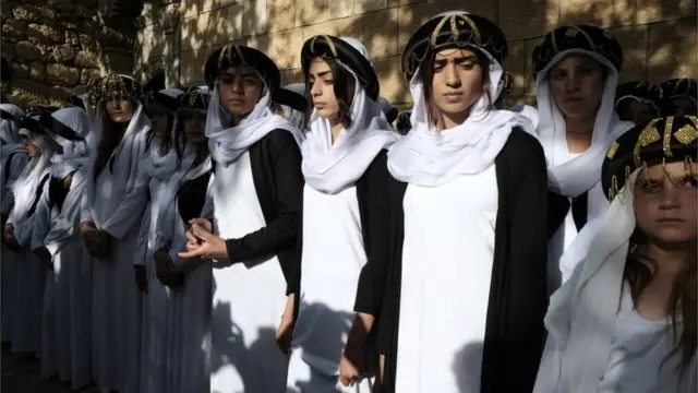 أيزيديات اثناء الاحتفال بالعام الأيزيدي الجديد يوم 17 أبريل/نيسان