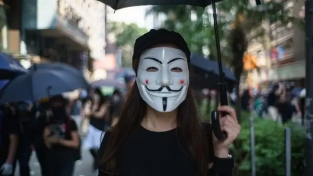 Человек в маске на улицах Гонконга