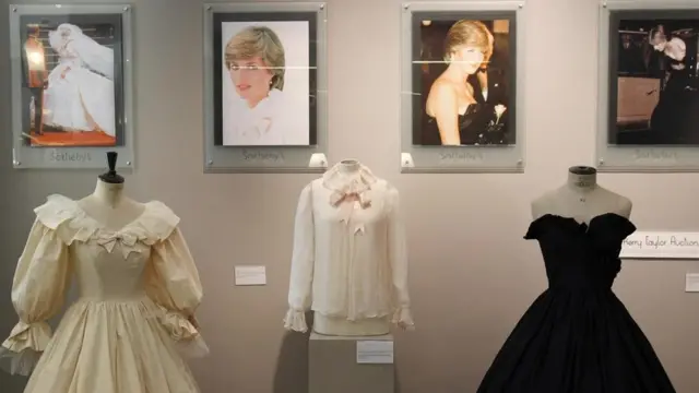 O vestidoapostaganha 5 reaisnoiva da princesa Diana, juntamente com a blusaapostaganha 5 reaischiffon rosa e o vestidoapostaganha 5 reaistafetá preto que ela vestiu antesapostaganha 5 reaisse casar - tudo projetado pelos Emanuels