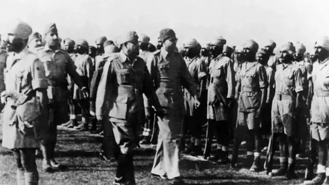 सुभाष चंद्र बोस आज़ाद हिंद फ़ौज के दस्ते का निरीक्षण करते हुए