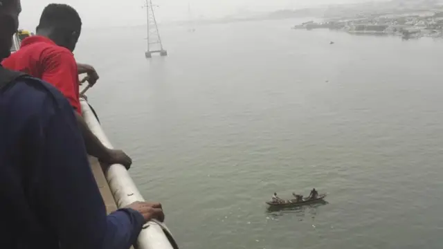 Rescue teams dey try safe di victim