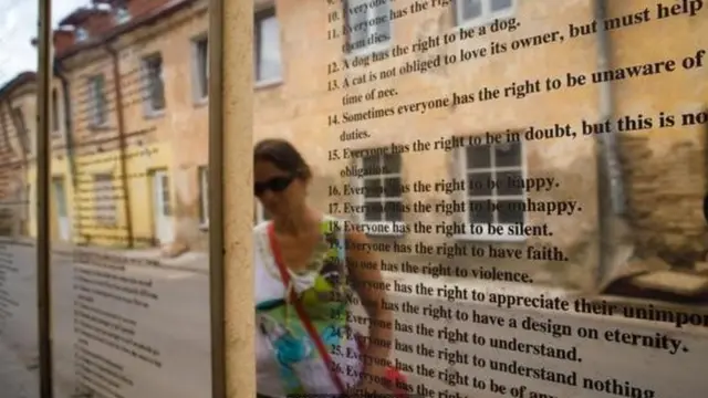 奧蘇比斯憲法的各種翻譯文本刻在憲法大道上的鏡面板上