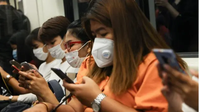 คนใช้โทรศัพท์มือถือ