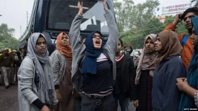 विरोध प्रदर्शन करतीं लड़कियां