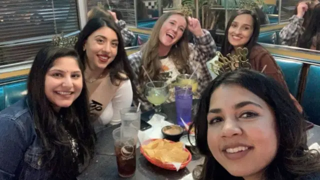 सानिया तिच्या मैत्रिणींसोबत