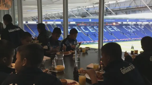 anak-anak thailand selatan latihan bola di Leicester City.