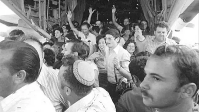 સૈનિકોને આવકારી રહેલા ઈઝરાયલી નાગરિકો