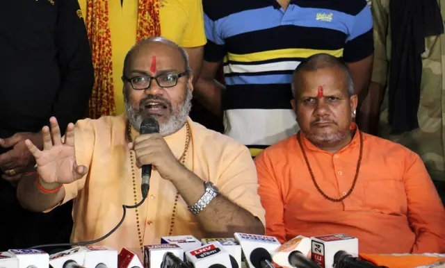 अखिल भारतीय संत परिषद के संयोजक यति नरसिंहानंद सरस्वती प्रेस को संबोधित करते हुए (फ़ाइल फ़ोटो)