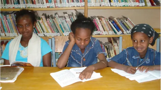 ተማሪዎች በቤተ መጻህፍት ውስጥ ሲያነቡ