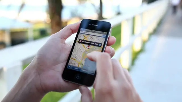 Une femme avec son téléphone portable regardant Google Maps