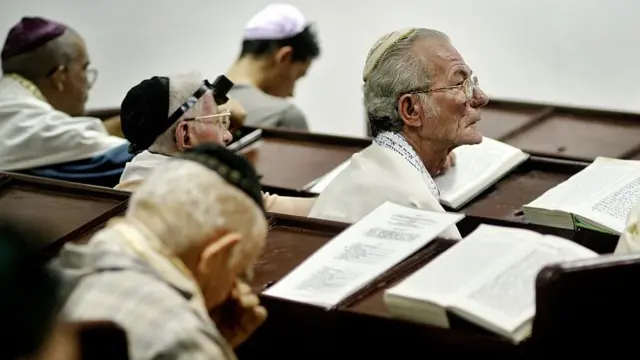 Judíos cubanos en la sinagoga ortodoxa Adath Israel de la Habana Vieja.