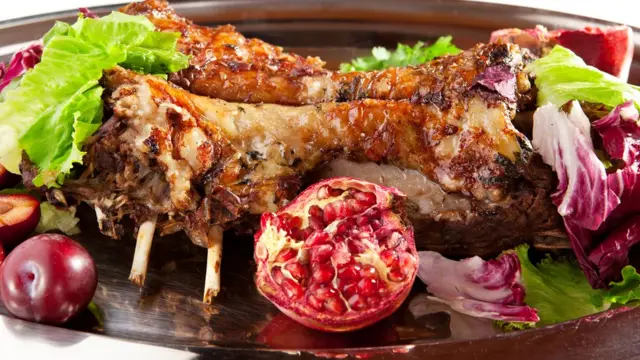 Седло барашка с фруктами